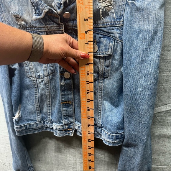 BLANKNYC Distressed Puff Shoulder Cropped Denim Jean Jacket Size S Buttons - Picture 9 of 10